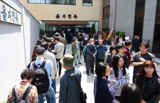 2년 만에 영업을 재개한 서울 종로구 을지면옥에서 시민들이 식사를 위해 줄을 서 있다.