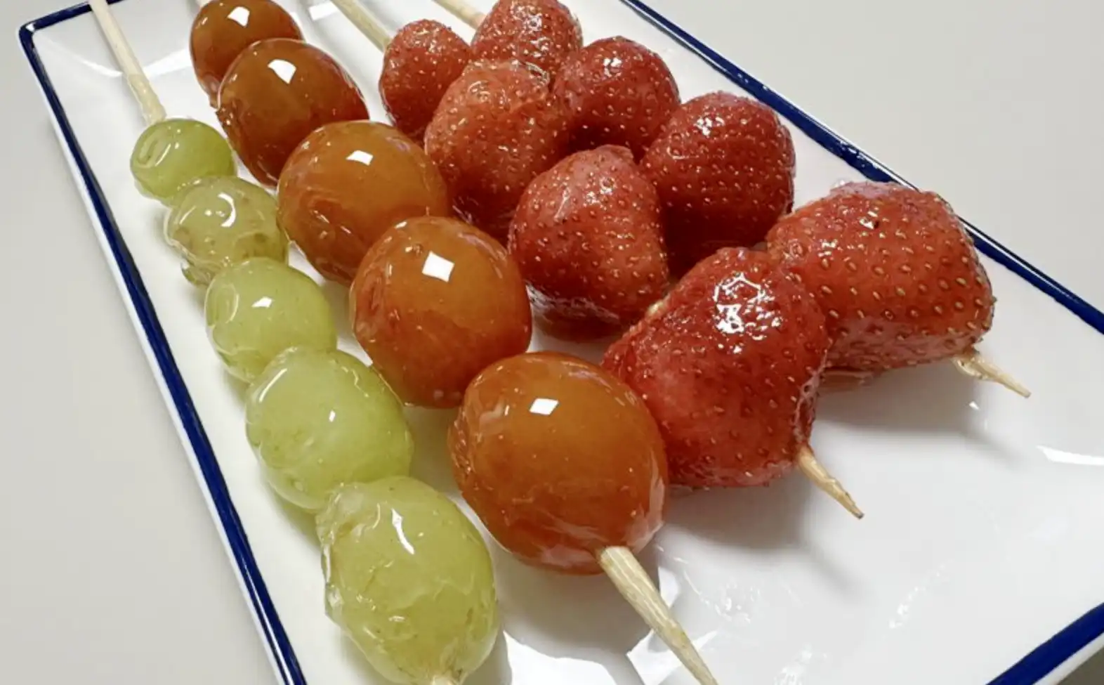 접시위에-담긴-청포도-토마토-딸기-탕후루