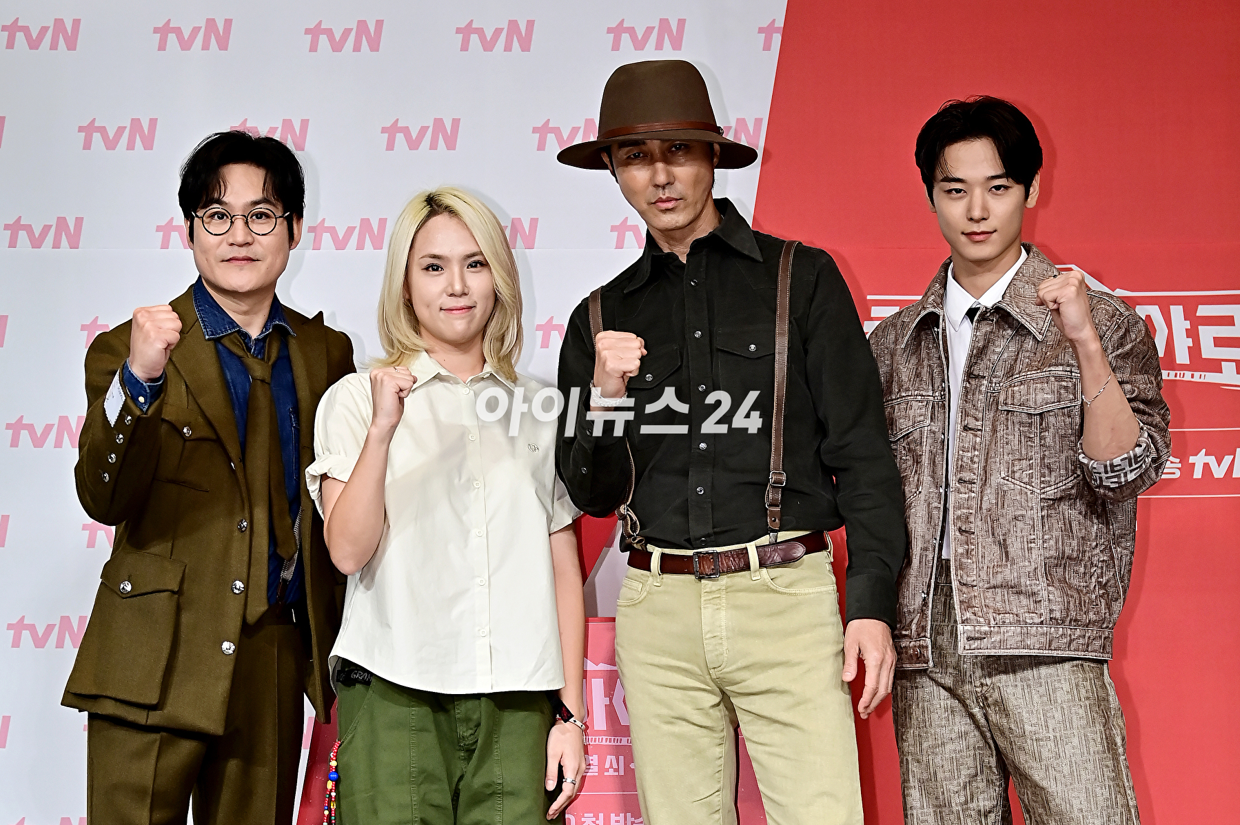 배우 김성균, 방글이 PD, 배우 차승원, 더보이즈 주연이 1일 오후 서울 마포구 서울가든호텔에서 열린 tvN '형따라 마야로 : 아홉 개의 열쇠' 제작발표회에서 포토타임을 갖고 있다. [사진=곽영래 기자]