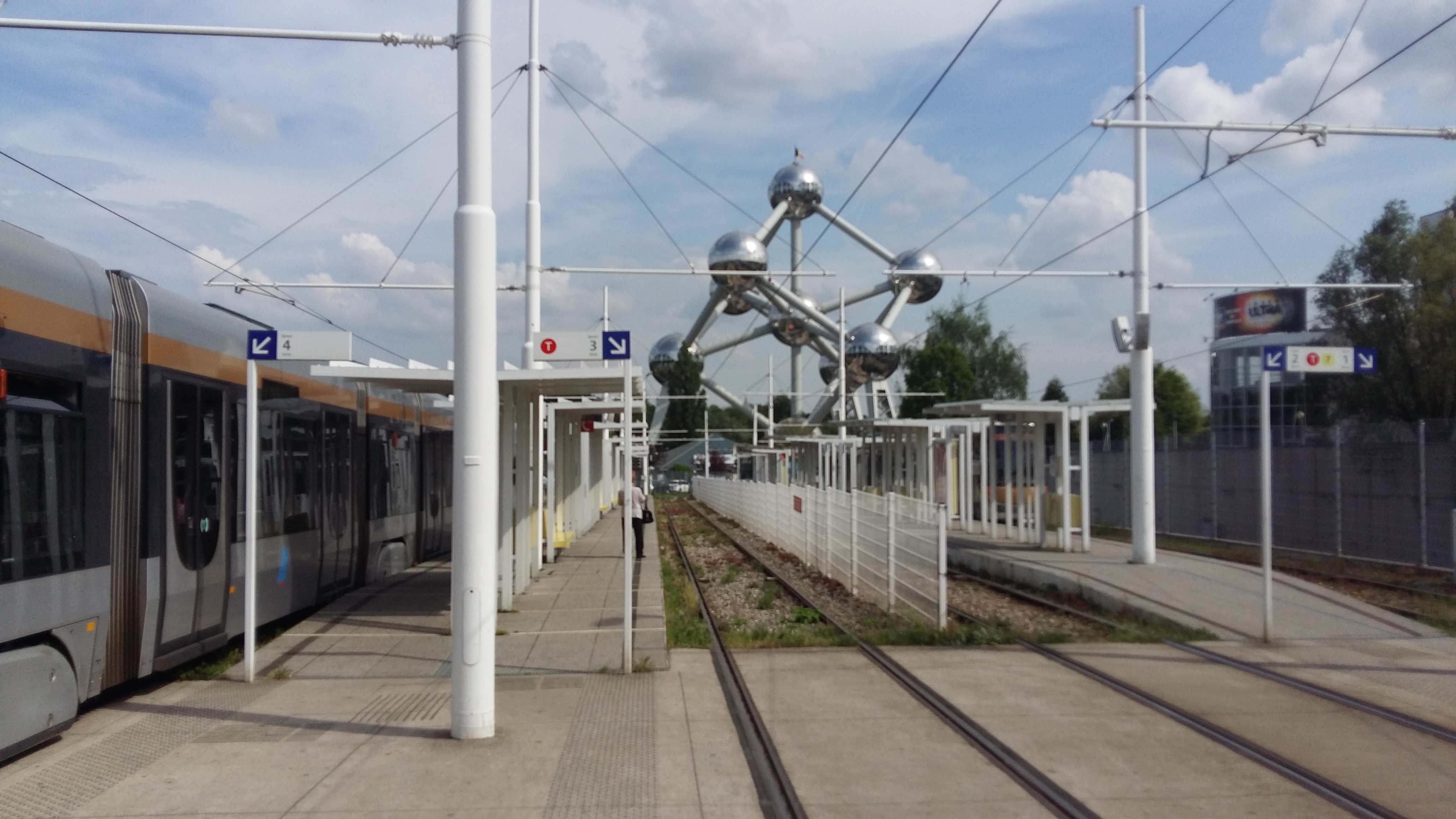 벨기에 브뤼셀 아토미움과 기차역