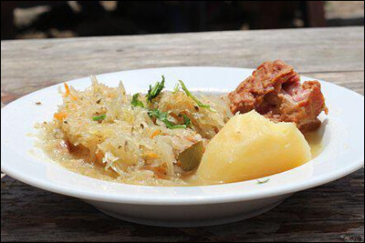 데친 양배추와 감자&amp;#44; 고기 요리