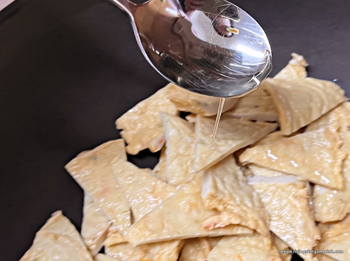 꽈리고추 어묵(오뎅)볶음에 들어갈 어묵 위에 식용유 두르기