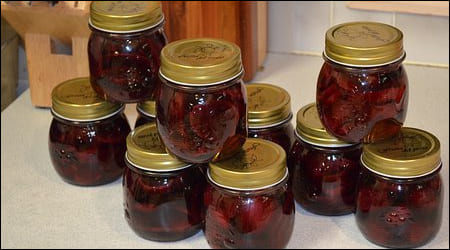 비트 피클이 담긴 유리병