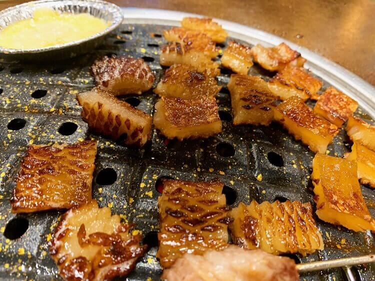 고기 불판에 구워진 벌집돼지껍데기