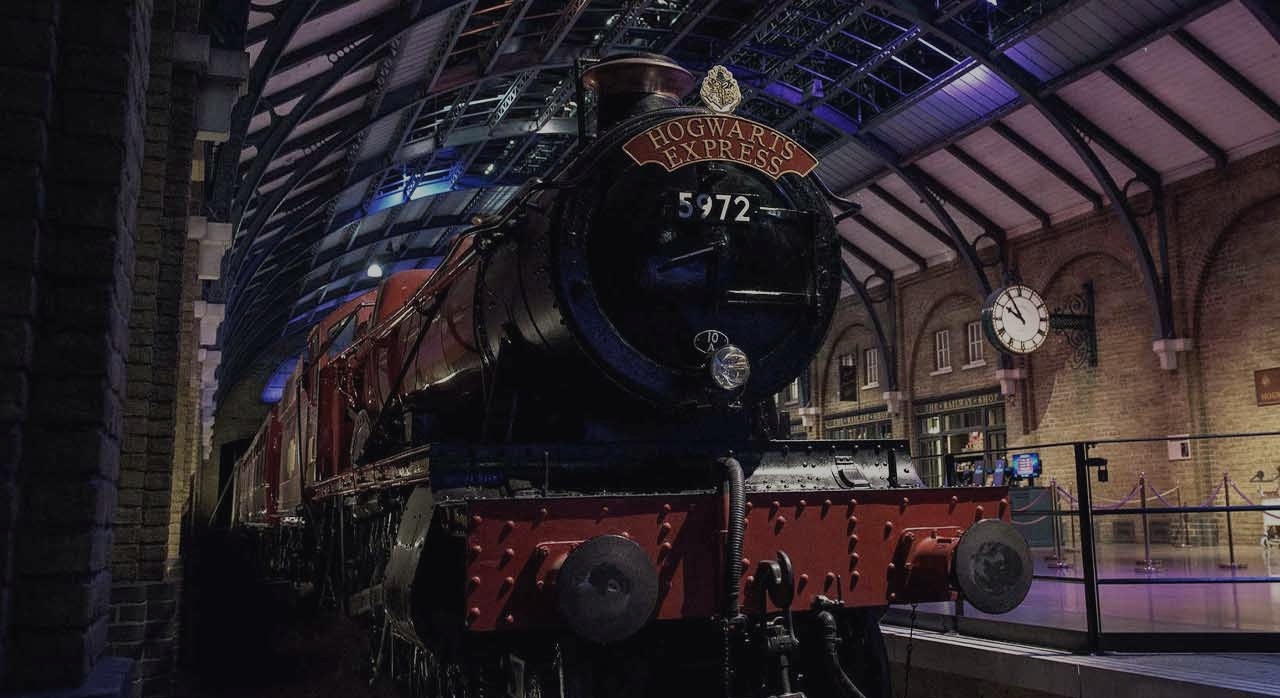 9와 3/4 승강장에 보이는 호그와트 익스프레스 기관차의 모습이다. [ⓒ워너브라더스 스튜디오투어 런던 공식 홈페이지]