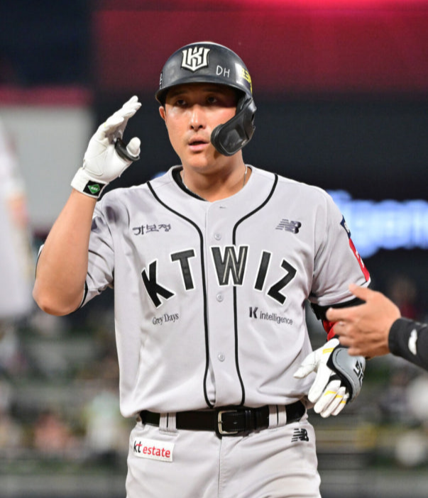 KT 황재균 FA 협상 중 20년 프로 생활 은퇴 결정