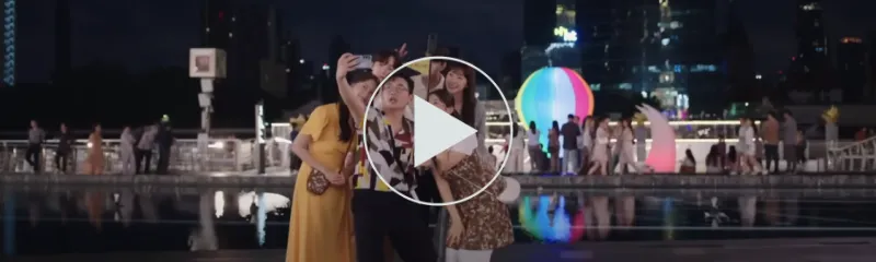 야외 밤을 배경으로 천사랑과 구원의 동료 친구들이 함께 셀카를 찍는 킹더랜드 10회 장면