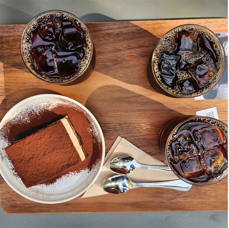 모모스 커피에서 마셨던 아이스 커피와 티라미슈