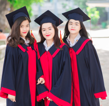 졸업식에 참가한 여학생들 사진