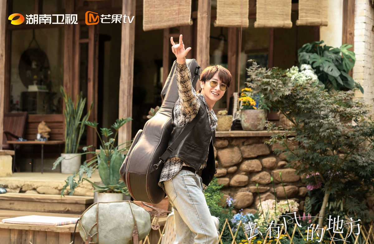 거유풍적지방-기타메고 손 흔드는 남자