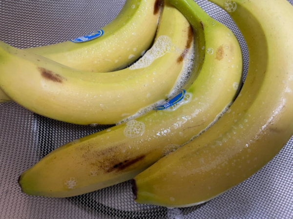 바나나를 세정제로 깨끗하게 씻기