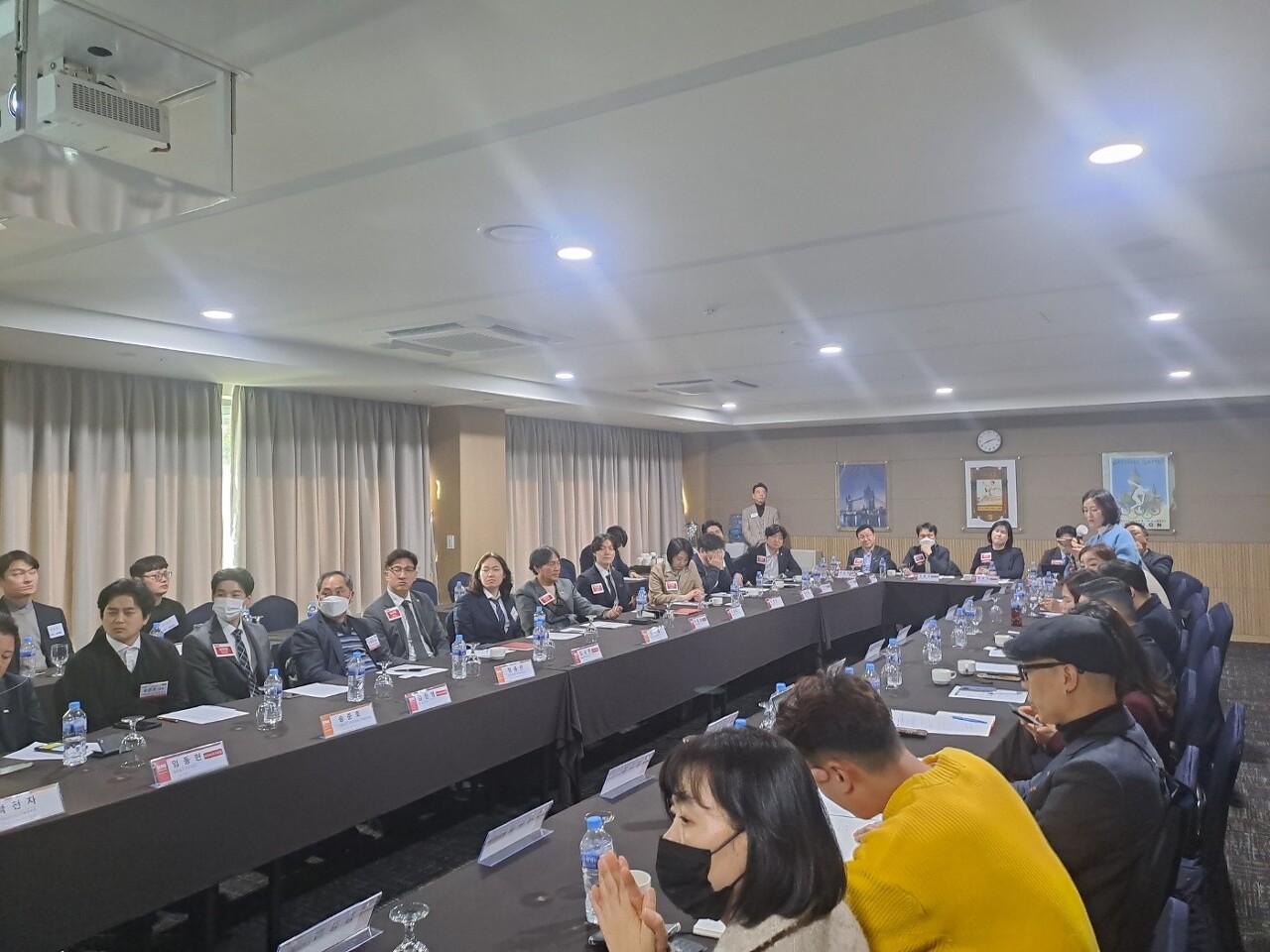 KB라이프생명 인보험 한기만 대표님의 프렌젠테이션을 40명의 멤버들이 자리에 앉아서 경청하고 있습니다.