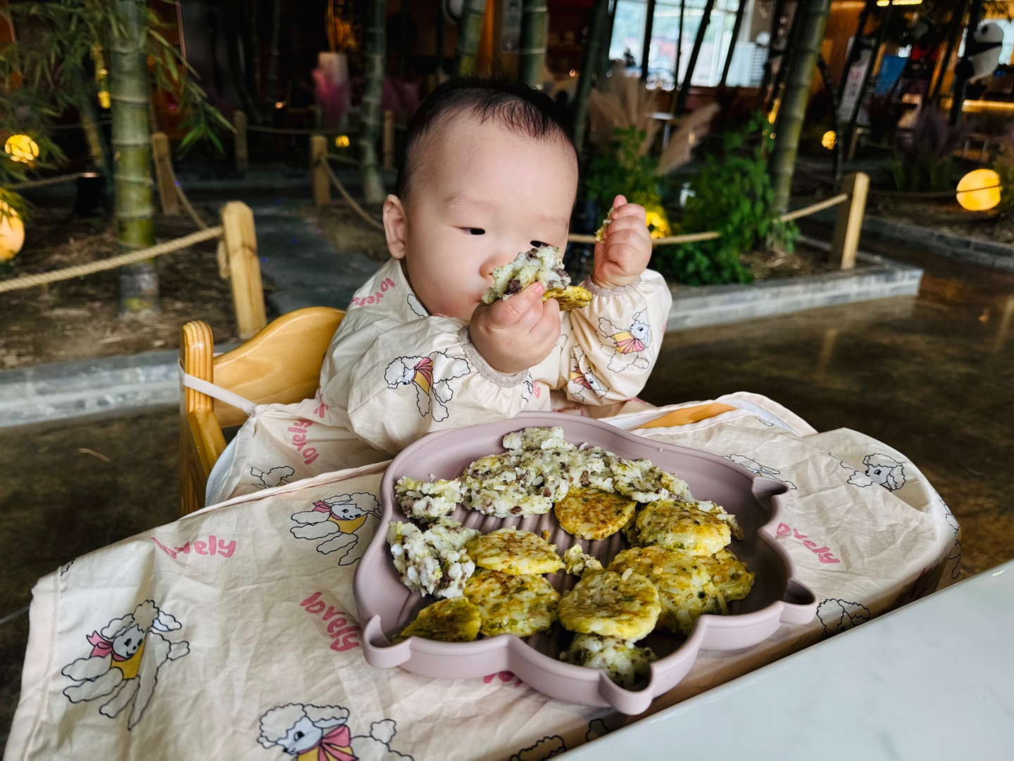 두 손 가득 밥전을 들고 열심히 입에 가져다 대는 찬솔이의 사랑스러운 외식 식사 순간 