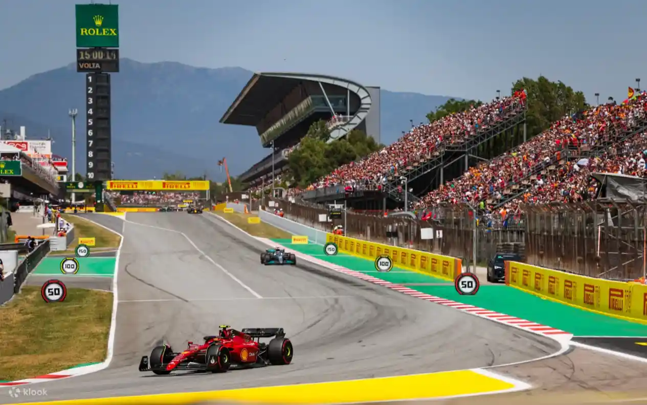 포뮬러 1 2026 바르셀로나 카탈루냐 서킷의 꽉 찬 그랜드스탠드에서 팬들이 코너를 공략하는 F1 머신을 직관하는 모습