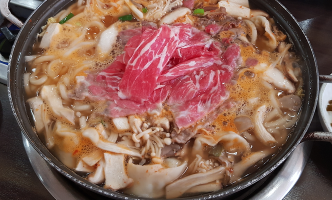 버섯과 소고기가 잘 어울려진 샤브샤브