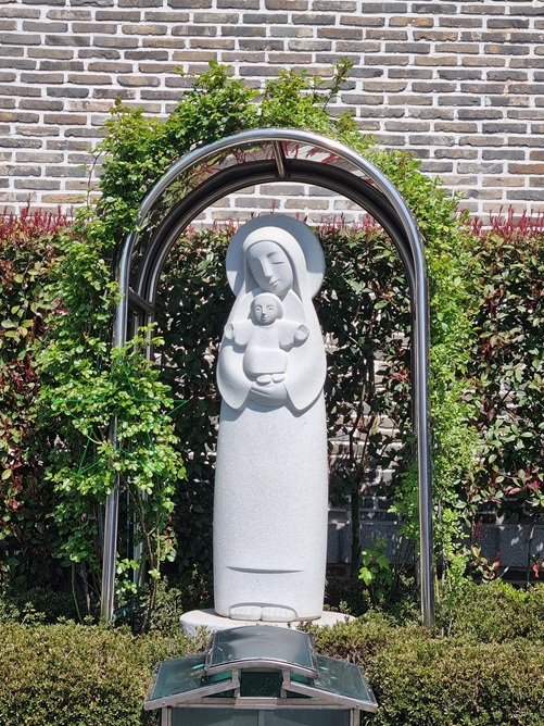 목포 연동성당 성모동산 성모자상 사진입니다. 최봉자 수녀님 작품 같습니다.