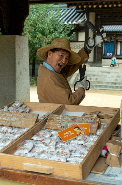 사라지는 전통을 기록하는 사람들 &ndash; 민속지 조사연구원이란?