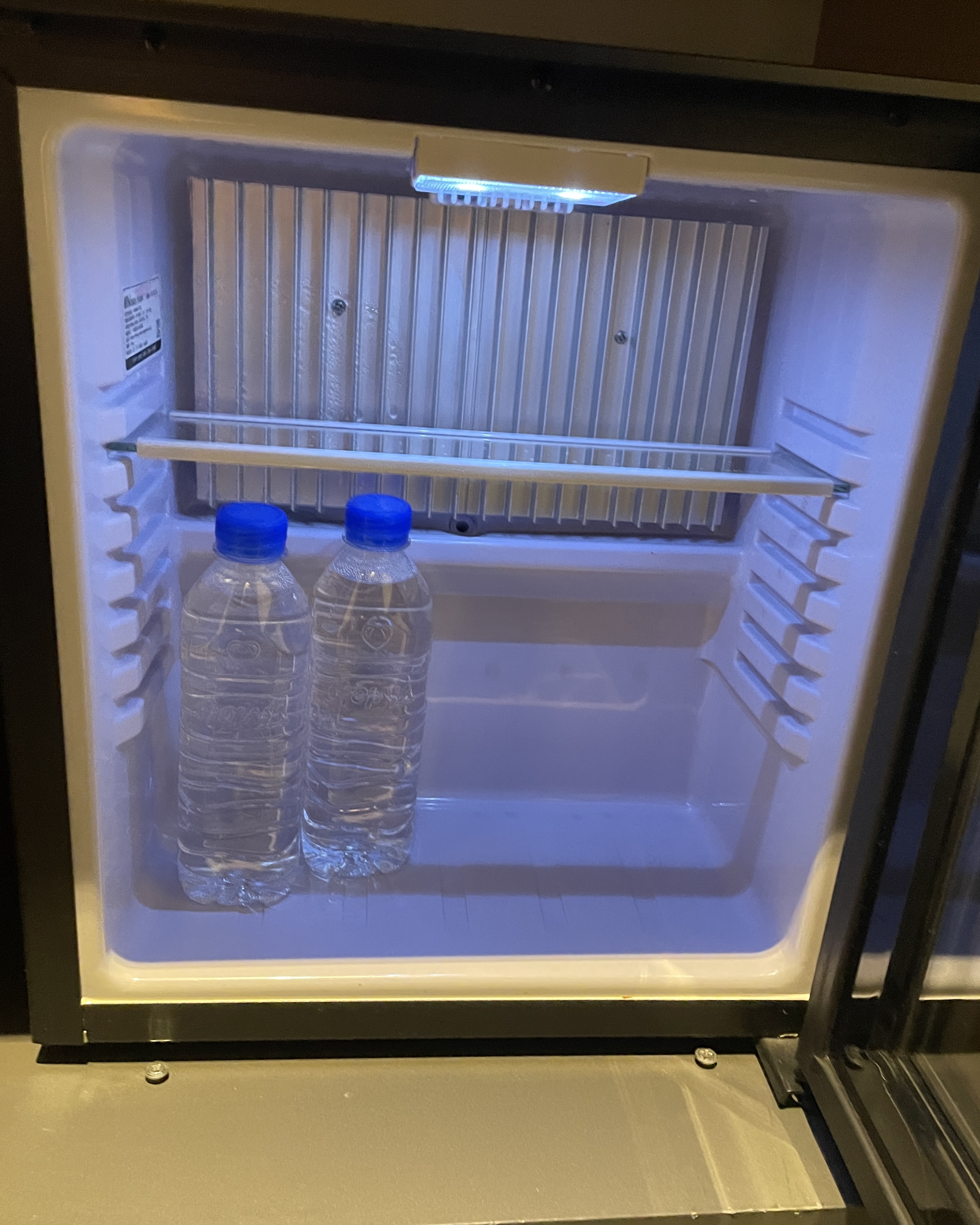 미니 냉장고 속 생수 두병