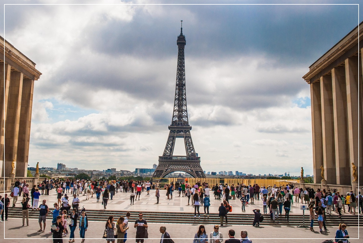 에펠탑과 많은 관광객이 있는 광장