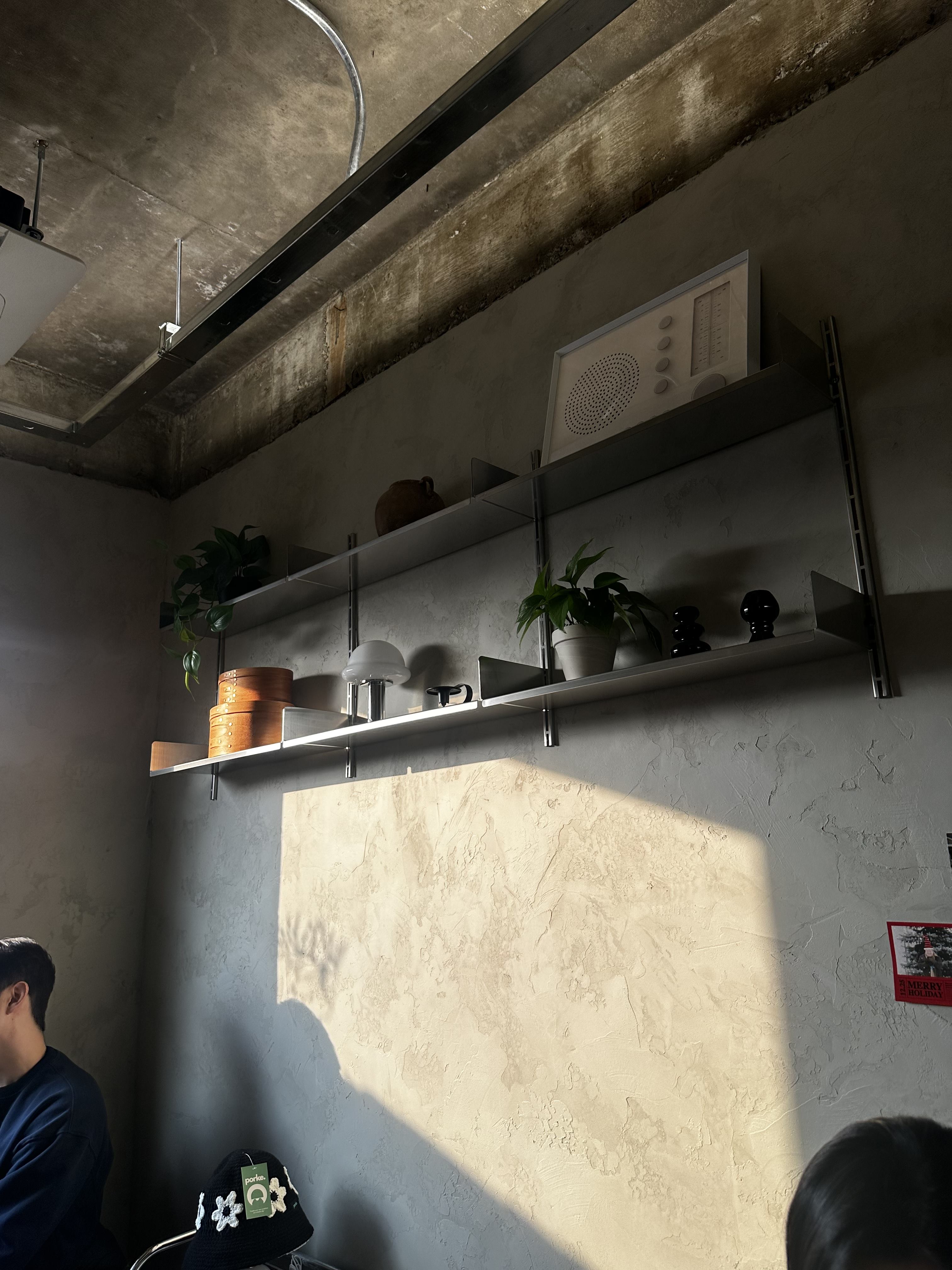 햇살이 들어오는 카페