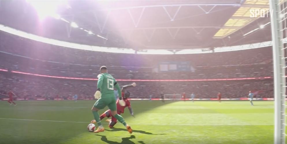 공을 향해 태클하는 사디오 마네의 모습