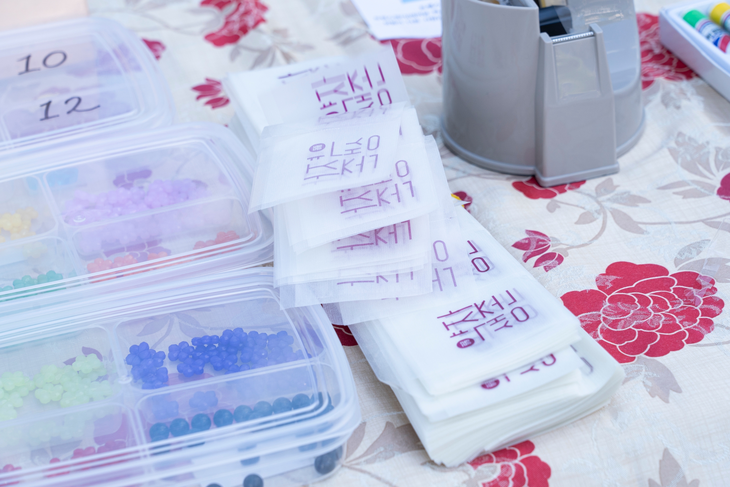 모형 옆으로 <약자생존>이 적힌 약포지가 쌓여 있다.