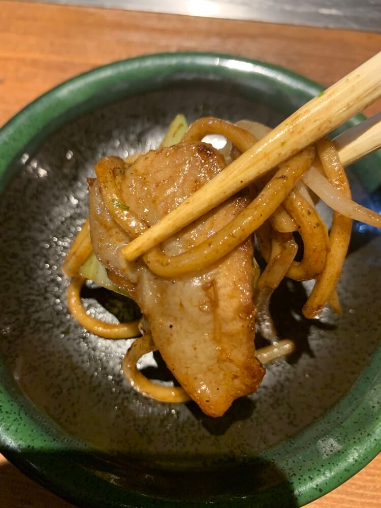 숙주와 면&amp;#44; 돼지와 함께 집은 야키소바