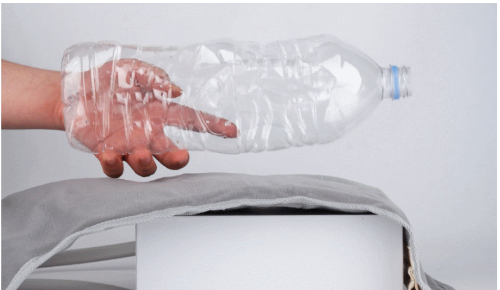 플라스틱 물통 압박하는 사진