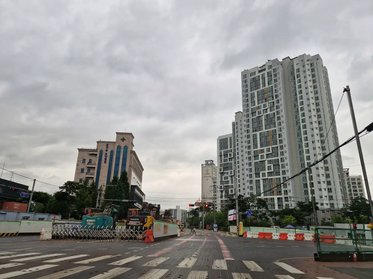 꿈의숲코오롱하늘채-아파트-옆에-동북선-지하철-공사하는-모습