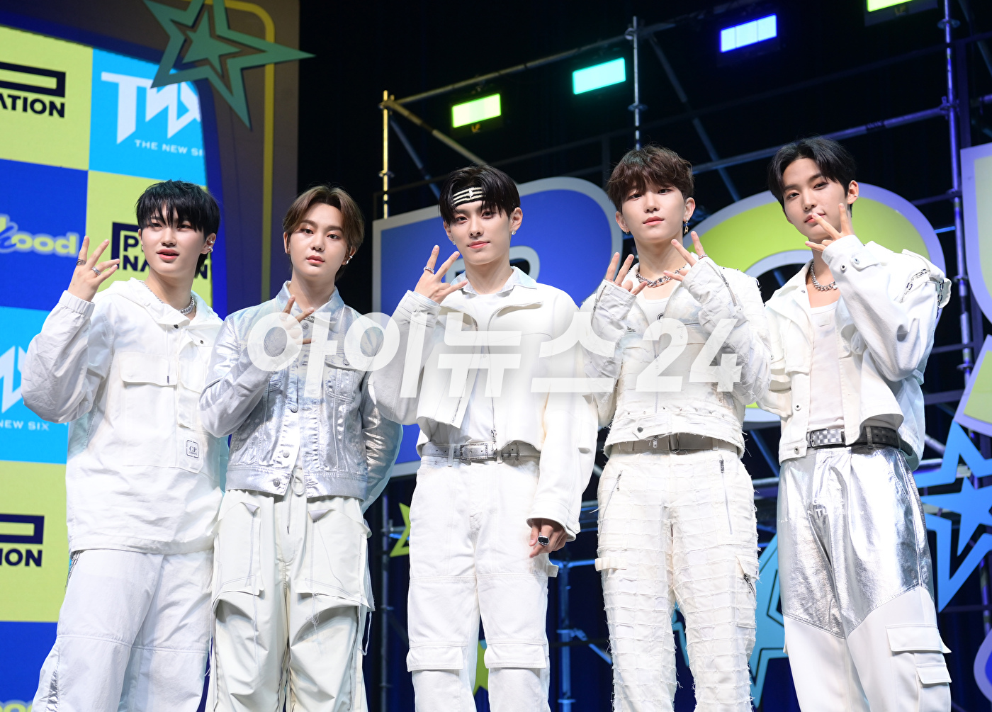 그룹 더뉴식스(TNX)가 7일 오후 서울 한남동 블루스퀘어에서 열린 더뉴식스 세 번째 미니 앨범 '보이후드'(BOYHOOD) 미디어 쇼케이스에 참석해 타이틀곡 '킥 잇 포 나우'(Kick It 4 Now) 무대를 선보이고 있다. [사진=정소희 기자]