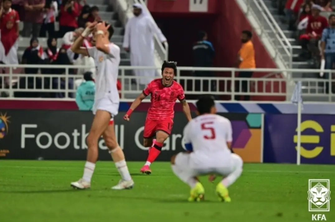 파리-골을 넣고 달리는 붉은 옷의 한국선수와 망연자실해 하는 흰유니폼 인도네시아 선수