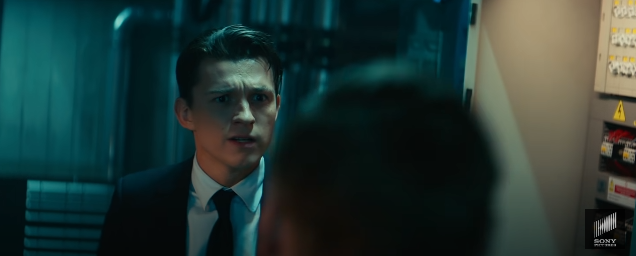 경호원을보며인상을찌푸리는톰홀랜드