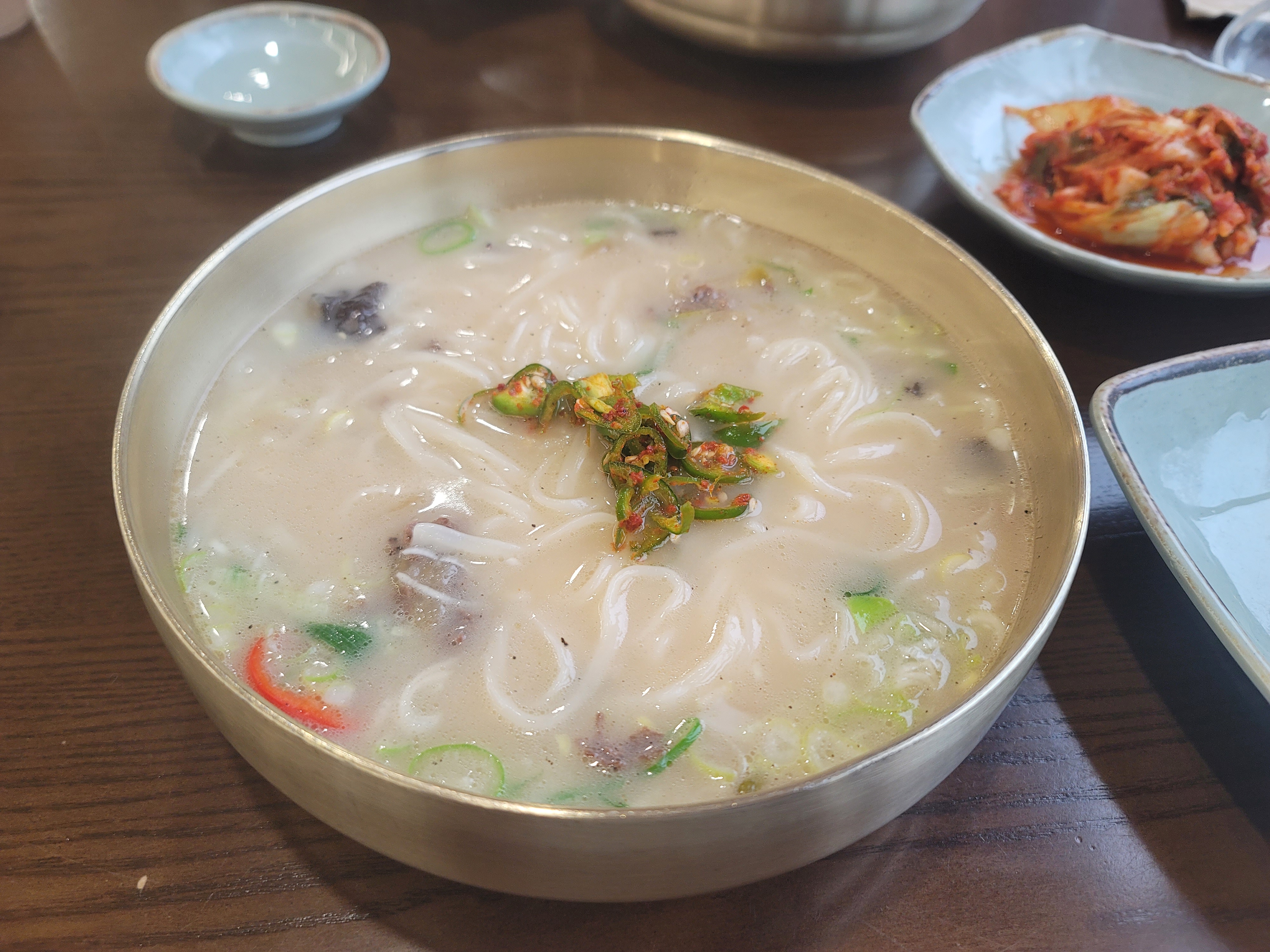 사골 육수 진한 칼국수 맛집 <밀곳>
메뉴