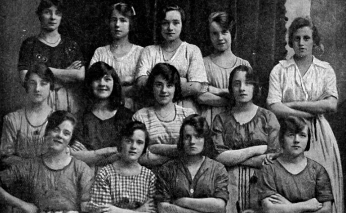 1900년대 아일랜드 린넨공장에서 일하던 여성들의 단체사진. 오른쪽 하단 인물 어깨 위에 정체불명의 손이 포착된 미스터리한 사진.