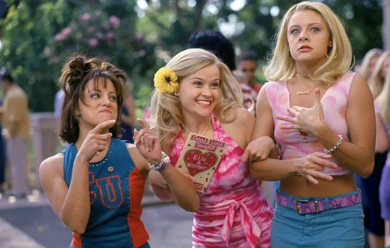 엘과 친구들이 팔짱 끼고 웃는 모습