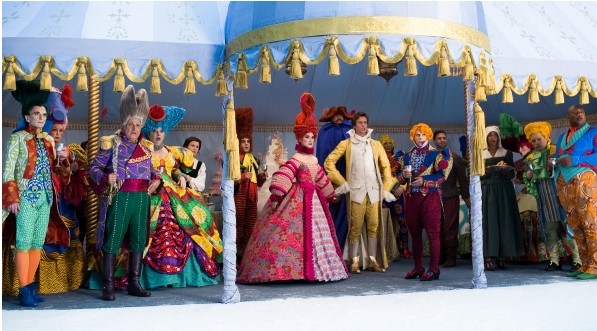 미러미러 영화의상 중 귀족들의 다채로운 의상