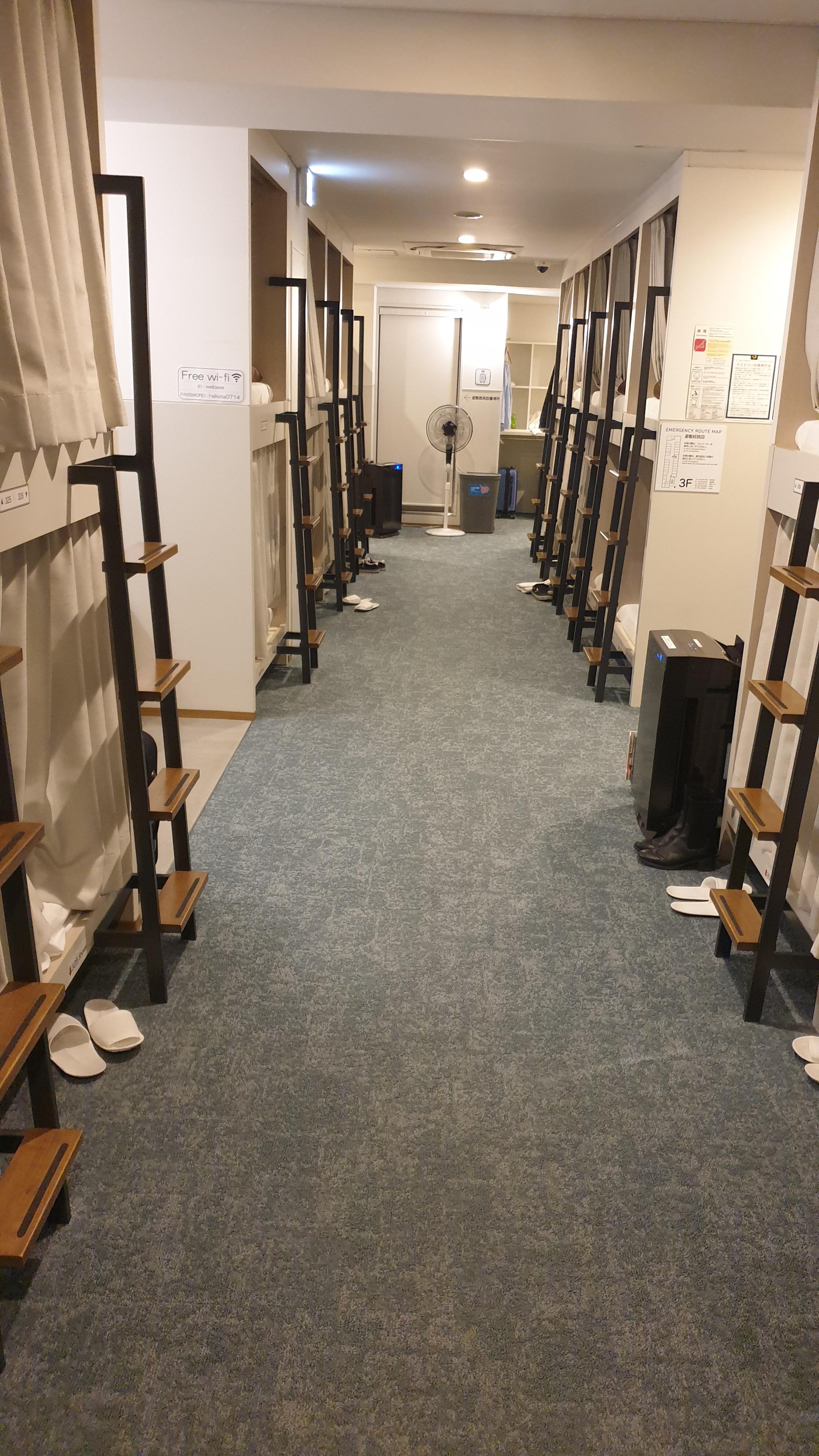 위베이스 하카타 게스트하우스 숙소 캡슐호텔의 전형적인 모습