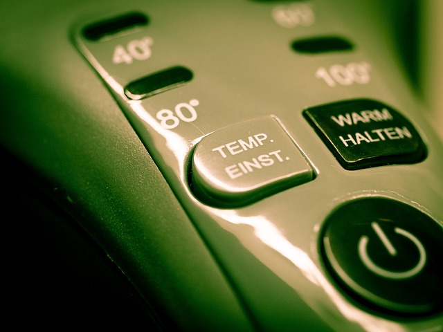 도시가스 난방비 절약하기 위해 온도 조절하는 사진