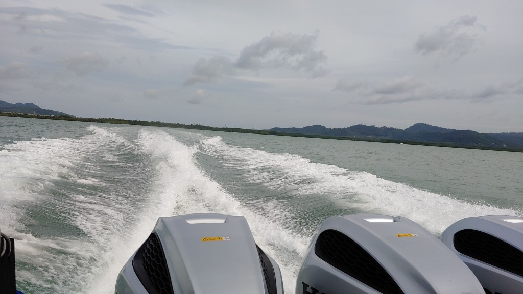 스피드보트 이동 중 바다 풍경