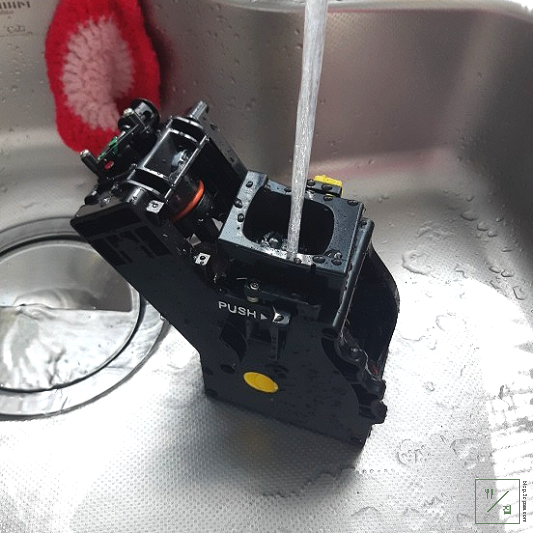 커피추출기를 물세척하고 있습니다.