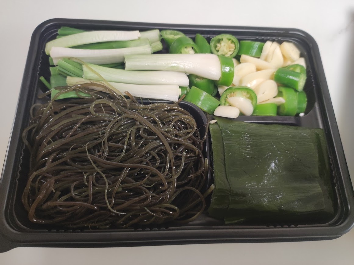 과메기 곁들이 재료인 다시마, 쪽파, 마늘, 풋고추 구성