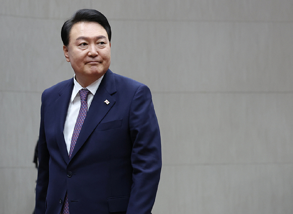 윤석열 대통령이 1일 서울 서초구 국립외교원에서 열린 국립외교원 60주년 기념식에서 축사를 위해 연단에 오르고 있다. (대통령실통신사진기자단) 2023.09.01. [사진=뉴시스]
