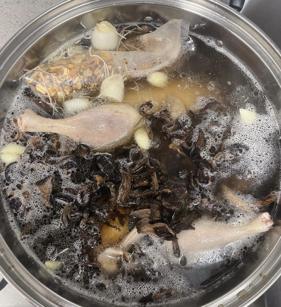 능이버섯, 마늘, 파뿌리 넣고 끓이기