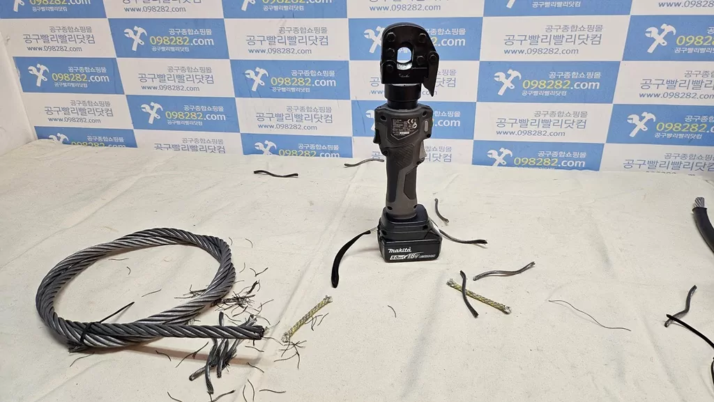 [특수 강선 구조 확대] 엘리베이터 유지보수 현장에서 사용되는 고인장 강선 샘플로, 일반 케이블 가위로는 절대 자를 수 없는 구조