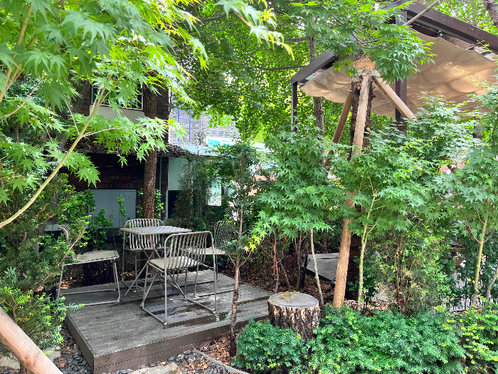 외부에서 바라본 어나더사이드와 외부 좌석 2