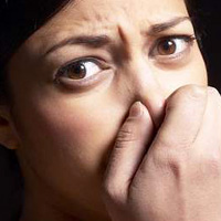 발냄새-악취-때문에-코를-막는-여자-사진