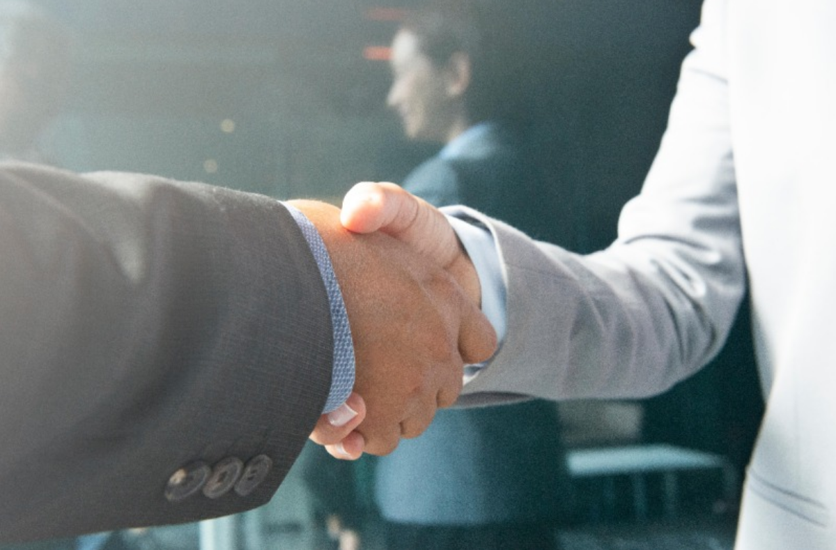 두 사람이 악수를 하고 있다.