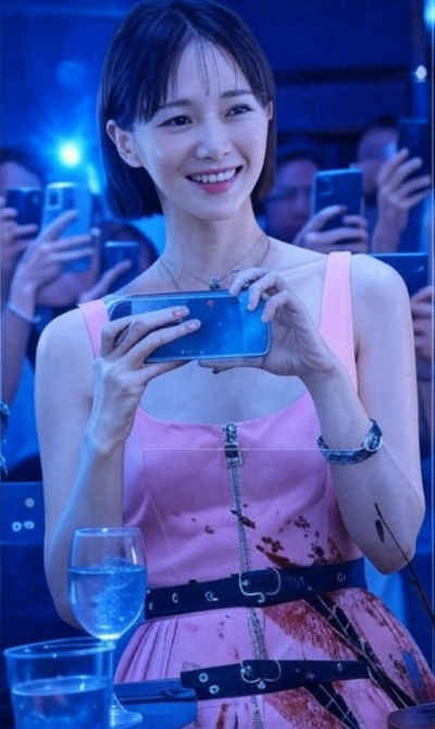 SNS에 파묻쳐 살고있는 여성이 아슬아슬한 경계선을 넘나들며 겉으로는 밝은 미소를 짖고 있는 모습