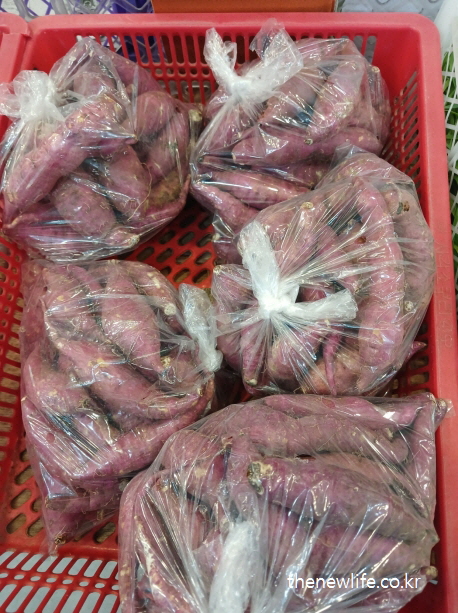 고구마는 칼륨과 식이섬유가 풍부해 소금을 많이 먹으면 발생하는 체내 나트륨 과다 문제를 완화하고 소금 부작용 예방에 도움이 됩니다.