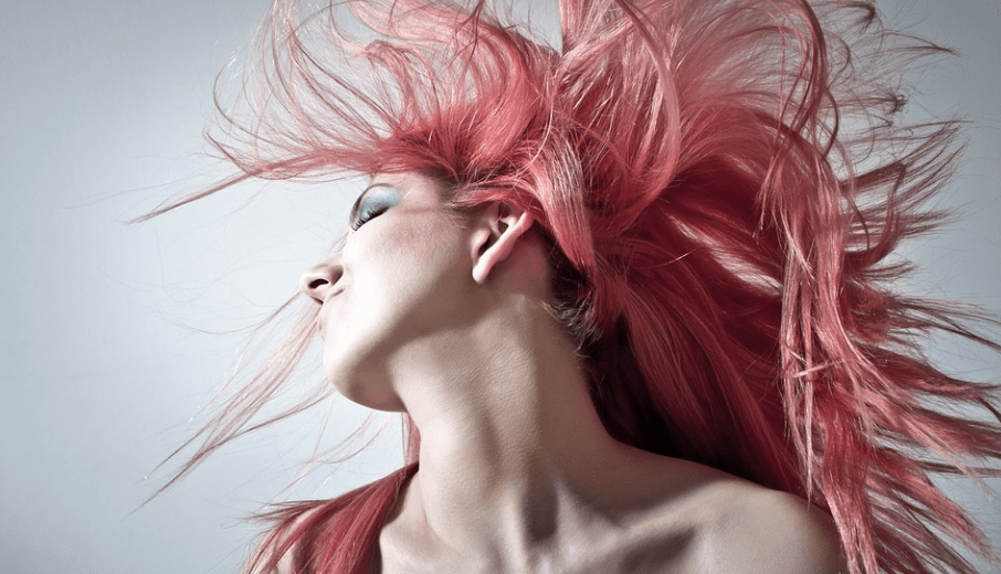 각질이 생기는 이유를 살펴보고 춤을 추고 있는 여성